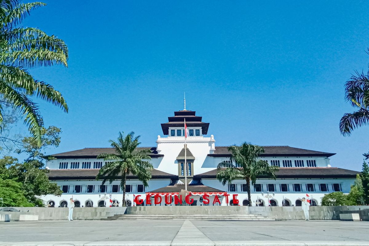 Rental Mobil Harian Bandung Murah: Wisata Sejarah ke Gedung Sate dengan Nyaman dan Terjangkau 1 Rental Mobil Harian Bandung Murah Wisata Sejarah ke Gedung Sate dengan Nyaman dan Terjangkau