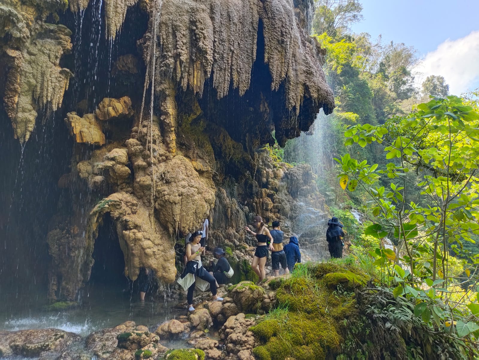 Rental Mobil 24 Jam Bandung untuk Liburan ke Air Terjun Tumpak Sewu – Harga dan Fasilitas Lengkap!