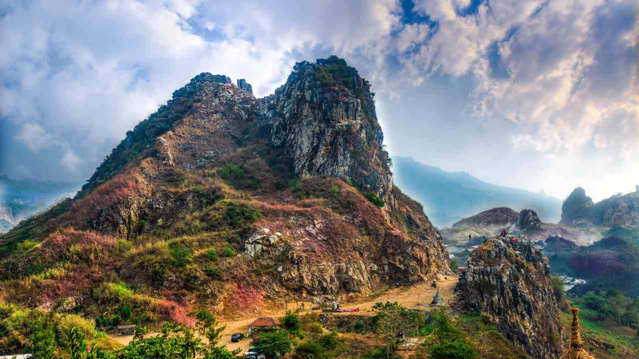 Harga Rental Mobil di Bandung, Wisata Hidden Gem Stone Garden Citatah dan Kampung Daun